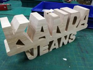 ตัวอักษรไม้ยางพารา CNC ความหนาพิเศษ สำหรับตั้งโชว์โลโก้